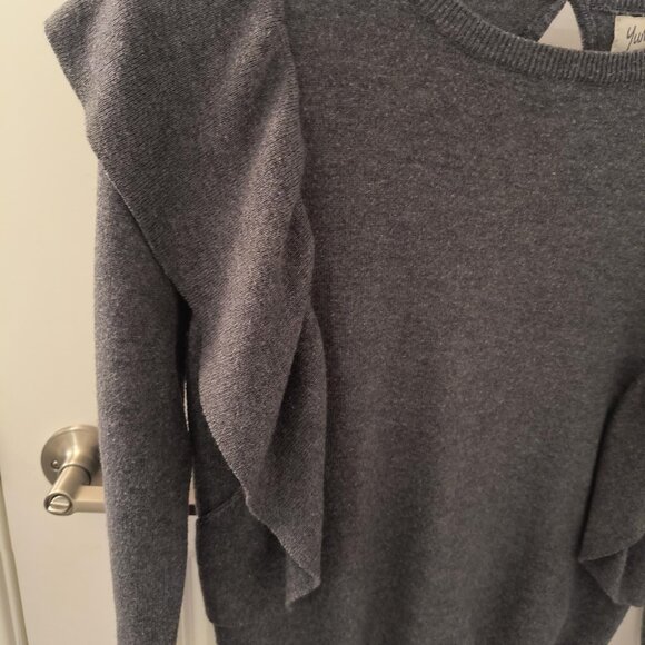 ✨‎ 3 for $15 SALE ✨YUMI Knitwear Sz Small wood blend Sweater  - Gray - Picture 2 of 5
